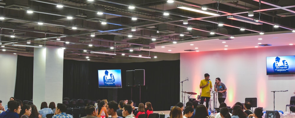 智慧校园体育解决方案架构图，展示从数据采集到教学管理的完整流程