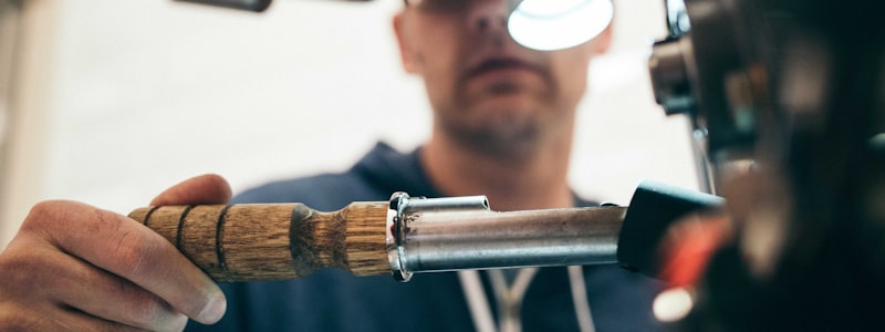 运动员使用穿戴设备进行训练，平板电脑显示运动轨迹分析